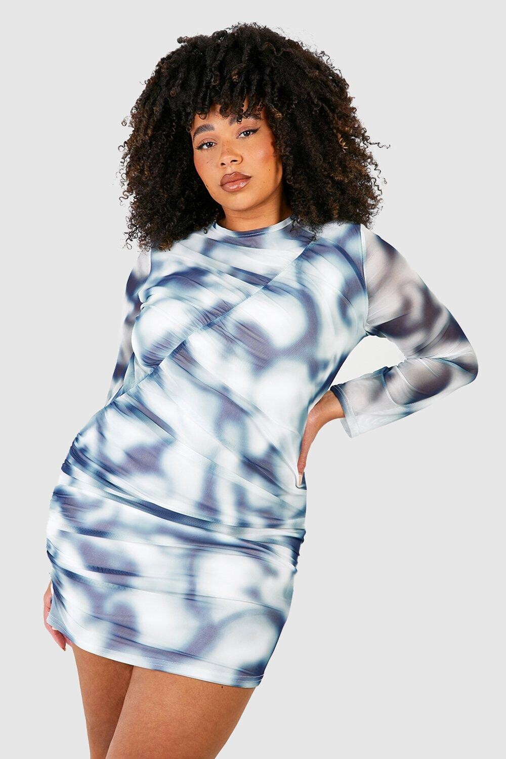 

Облегающее платье plus marble tie dye со сборками Boohoo, синий