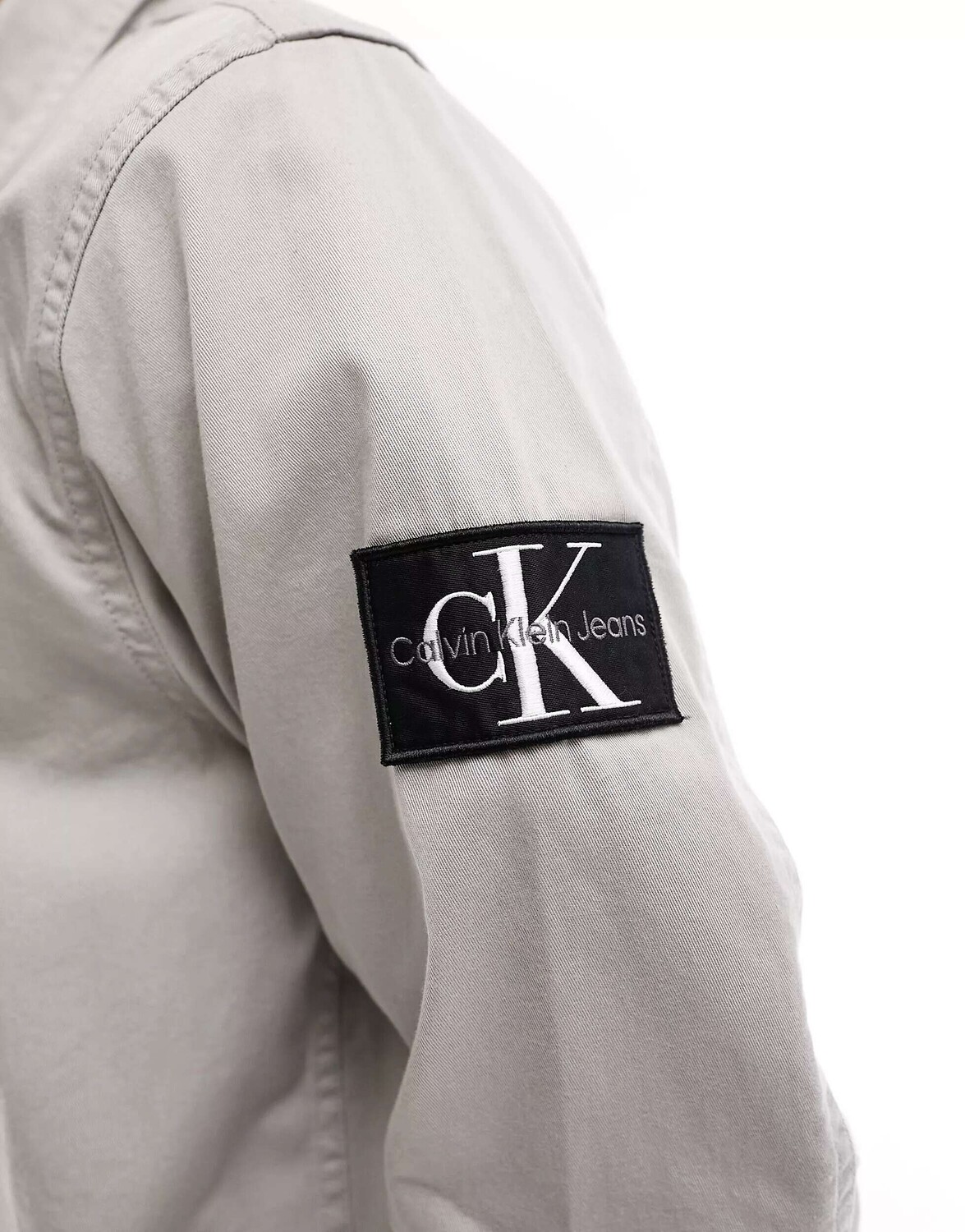 

Серая свободная рубашка с монограммой и логотипом Calvin Klein Jeans