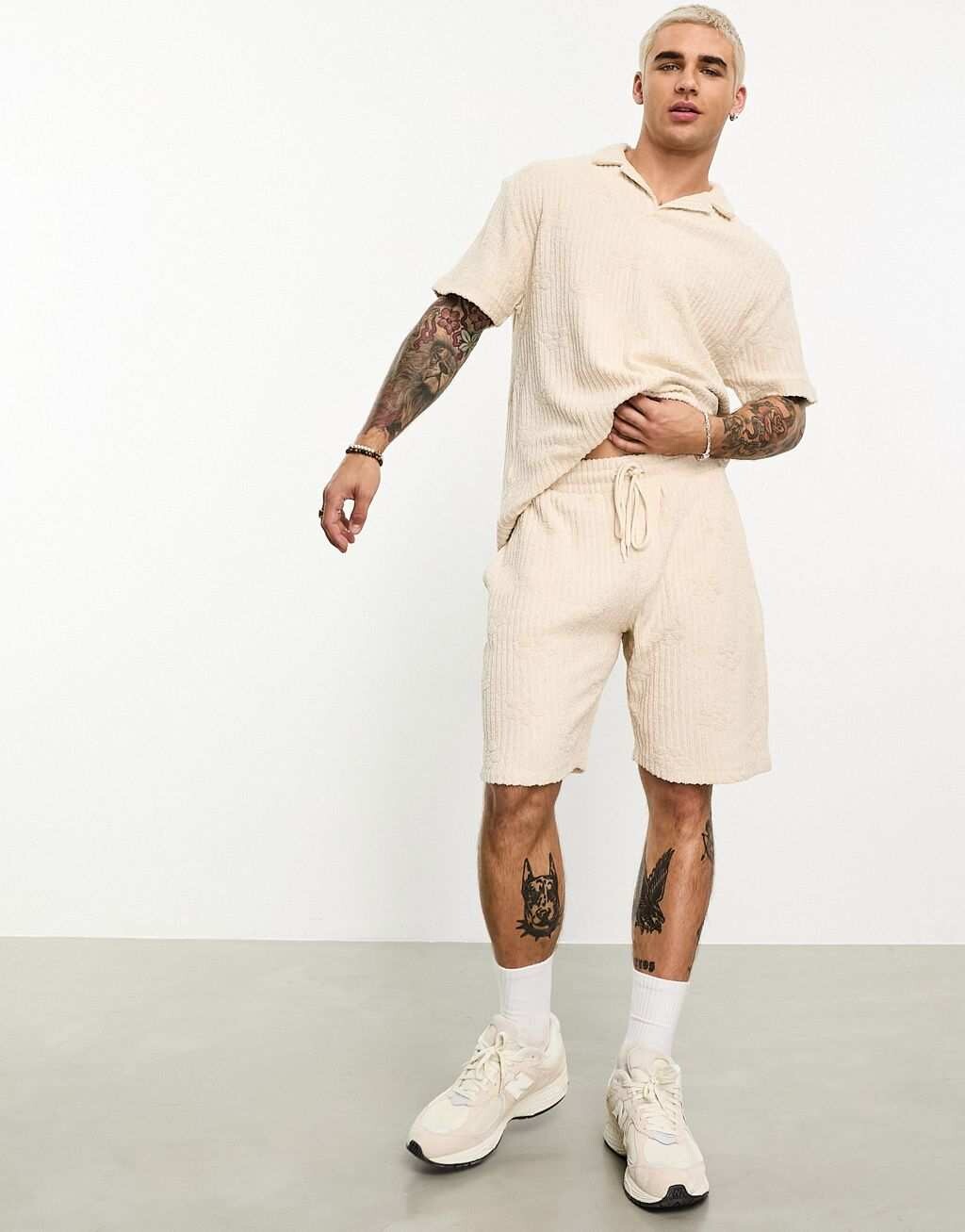 

Бежевые махровые шорты с цветочным принтом ASOS DESIGN