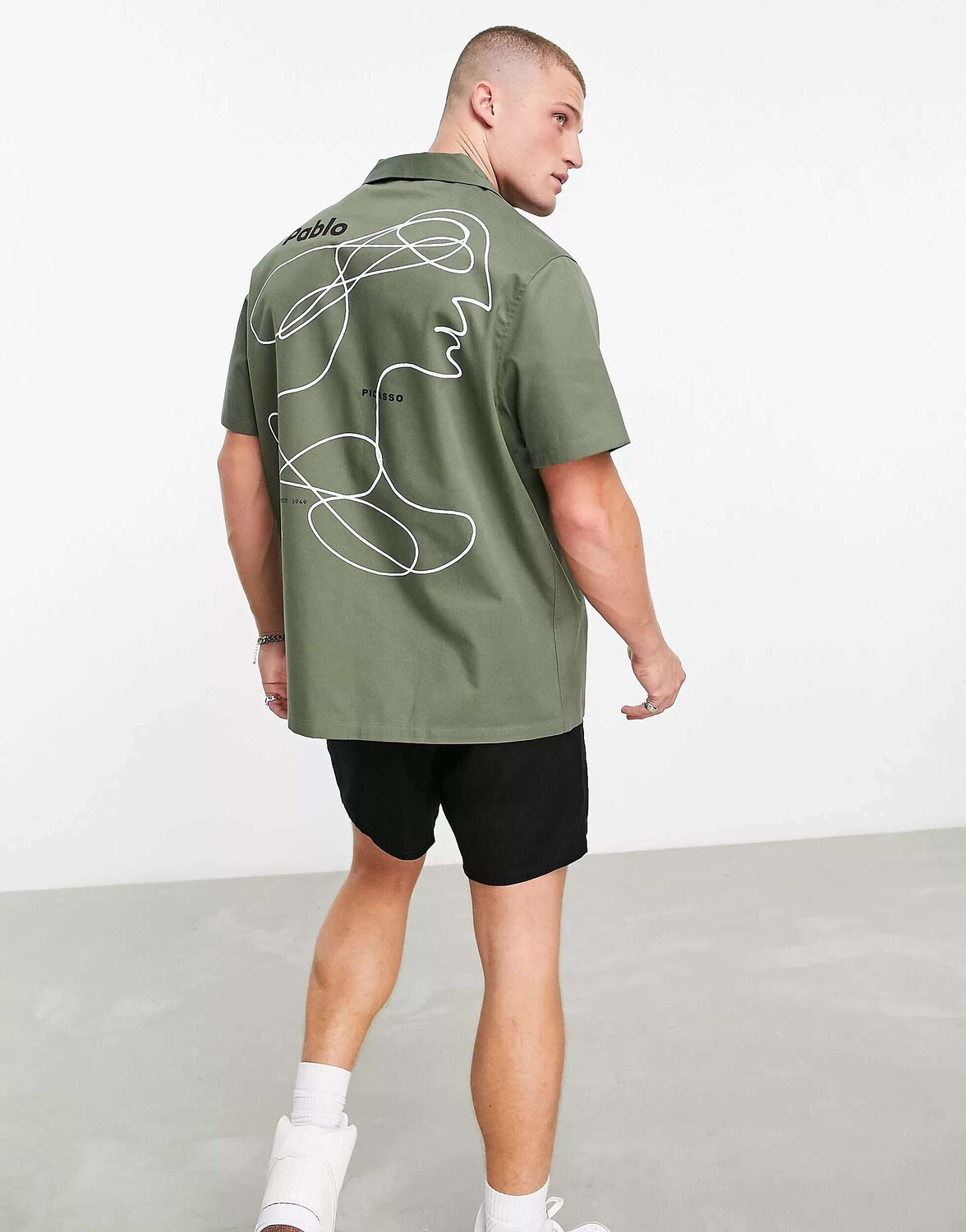 

Свободная рубашка из парусины ASOS с принтом Пикассо на спине