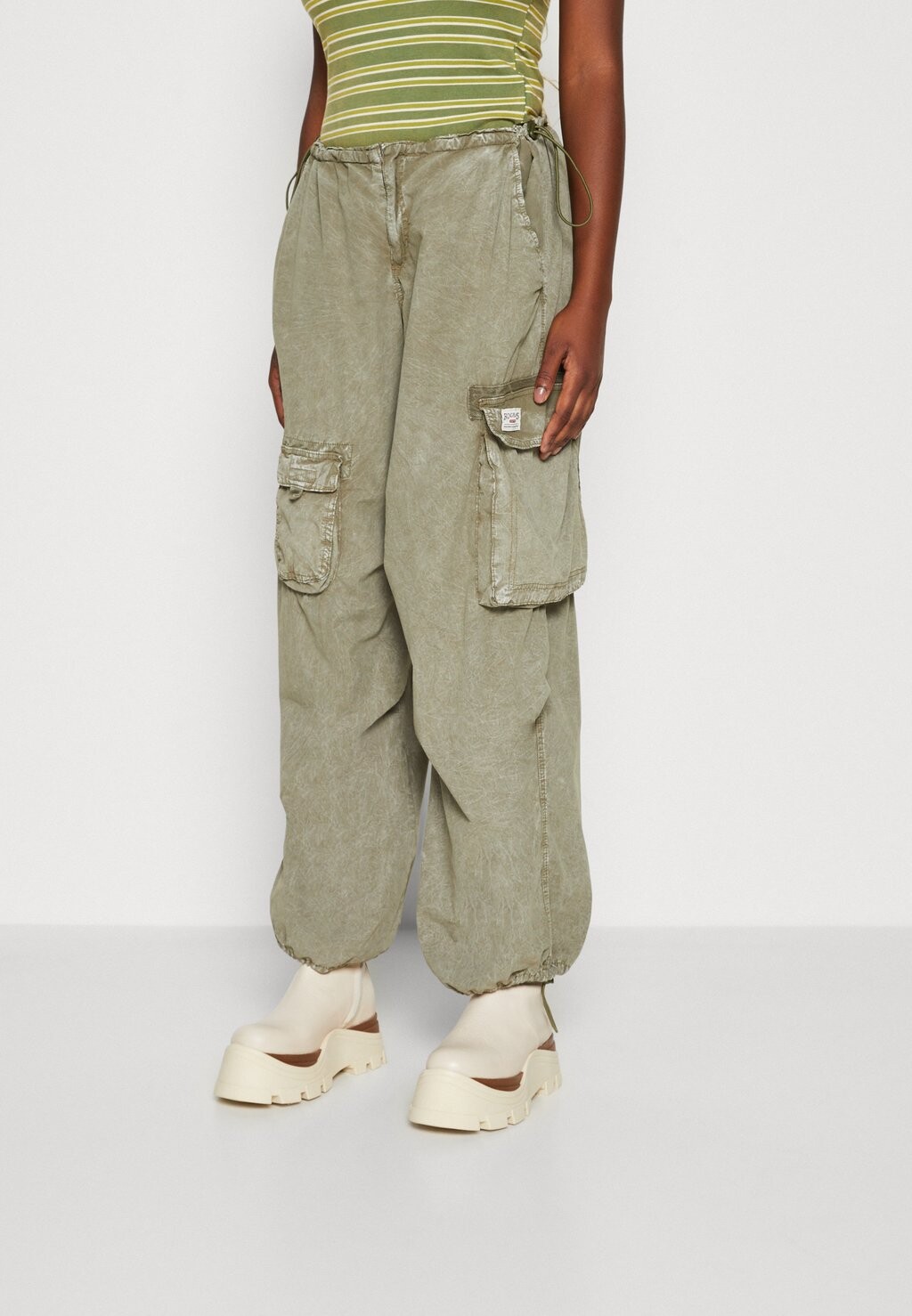 

Брюки карго MAXI POCKET TECH PANT BDG Urban Outfitters, хаки