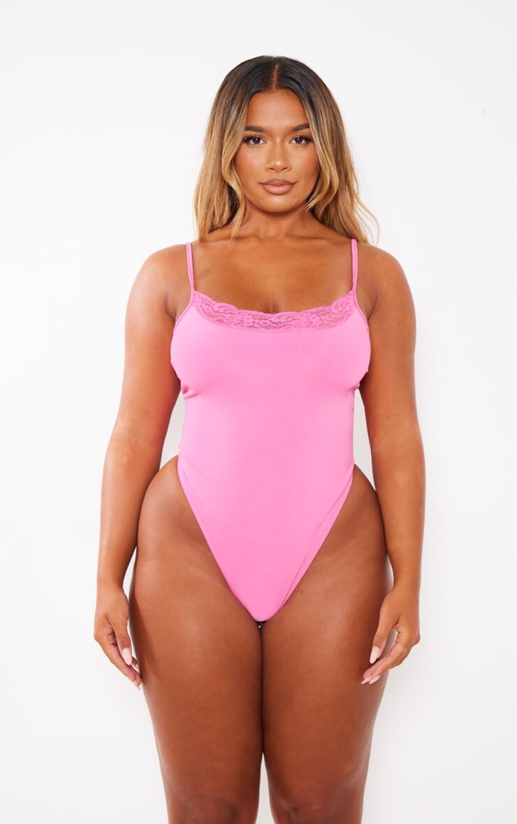 

PrettyLittleThing Розовое матовое боди с кружевными деталями Shape