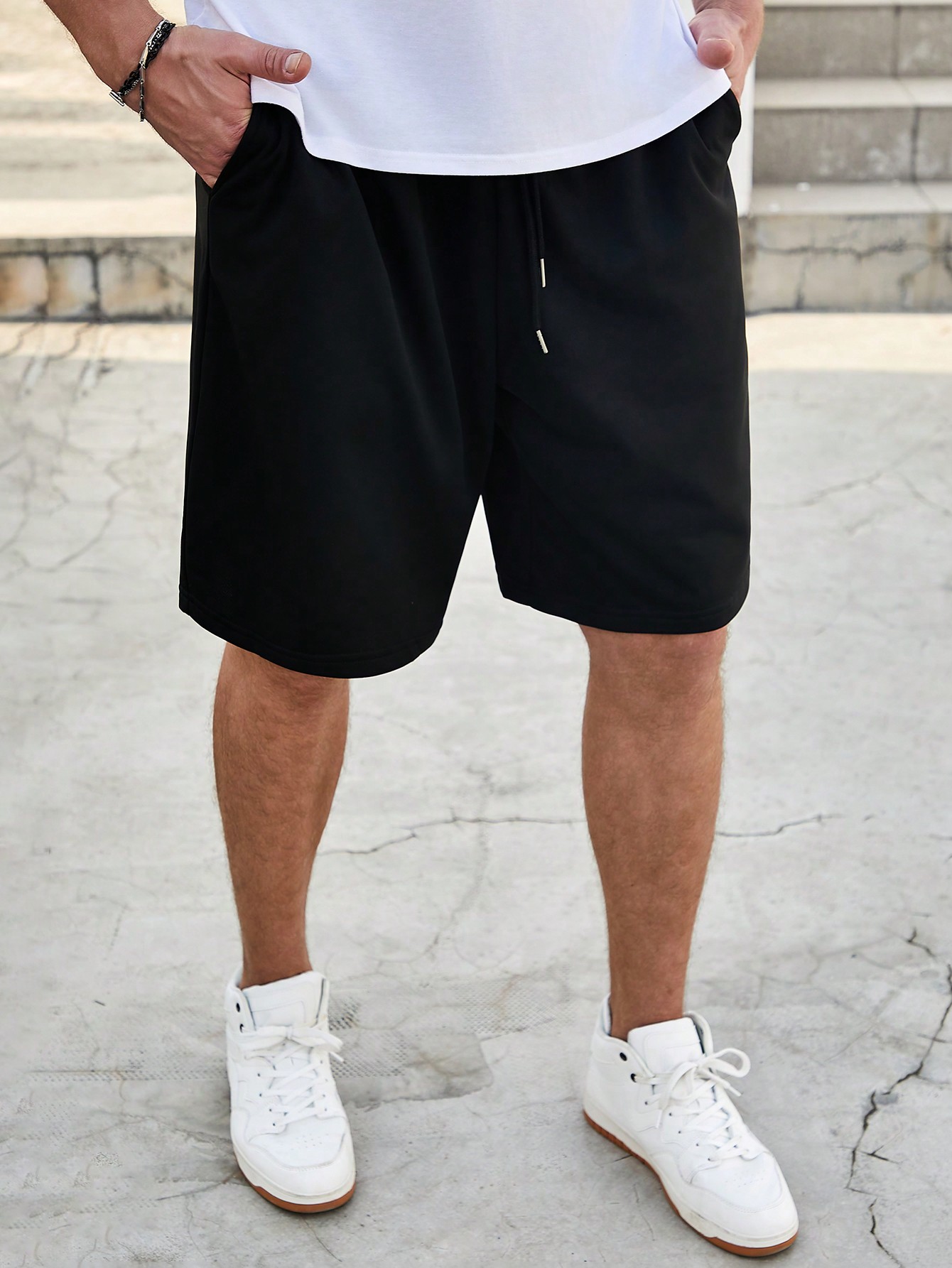 Мужские шорты с карманами и буквенным принтом Manfinity Hypemode больших размеров, черный