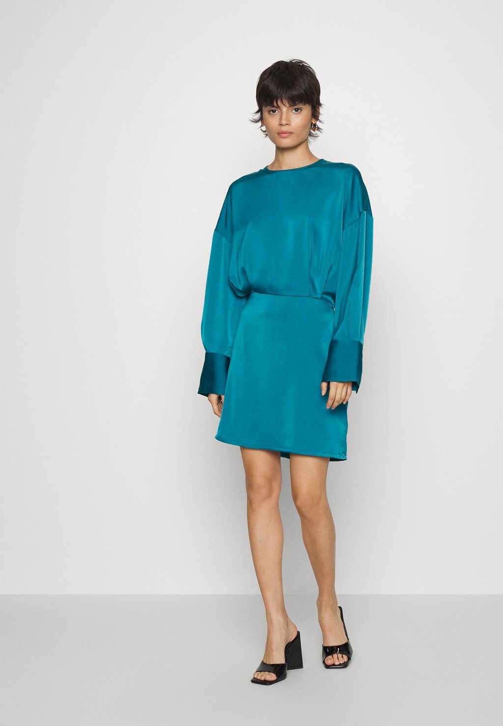 

Коктейльное платье Gina Tricot