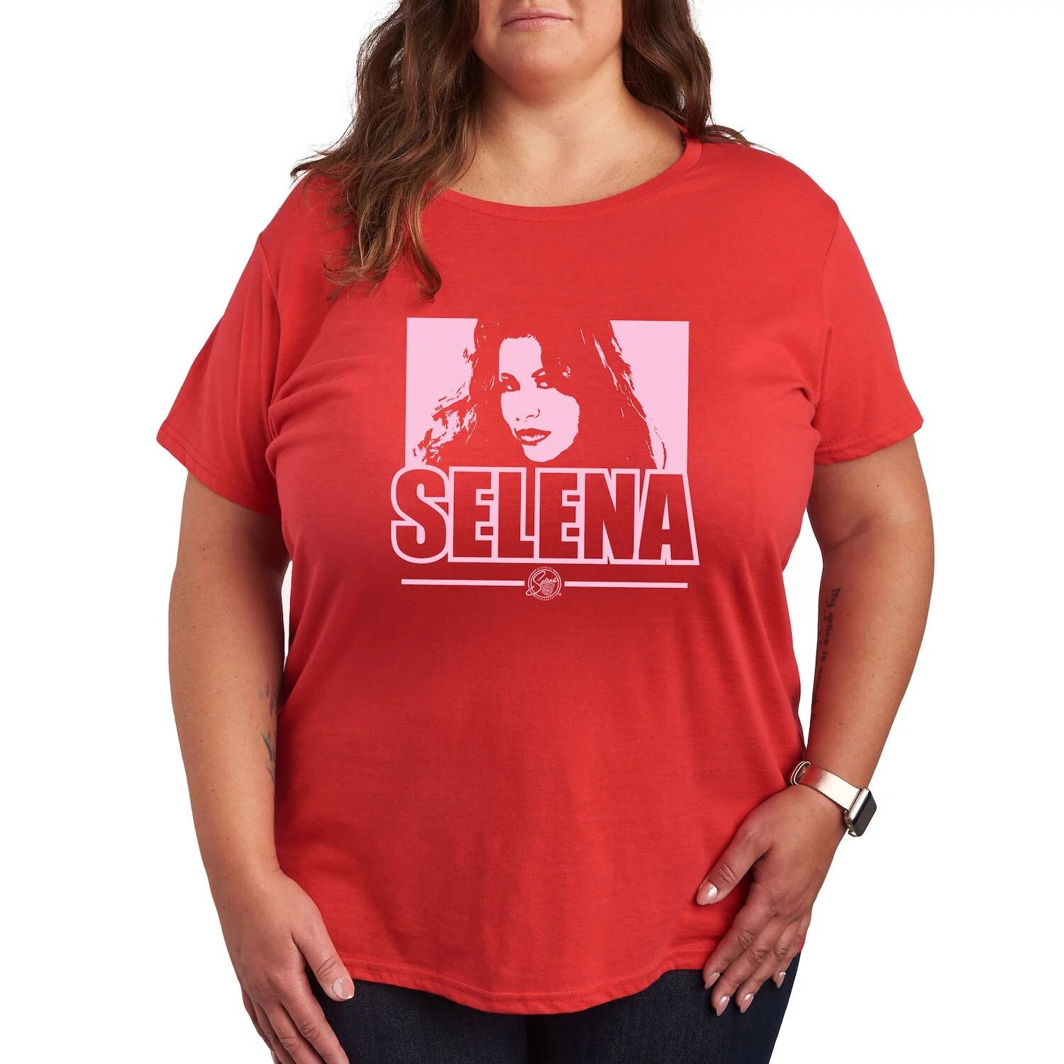 

Футболка с рисунком Missy Plus Size Selena Quintanilla Licensed Character, красный