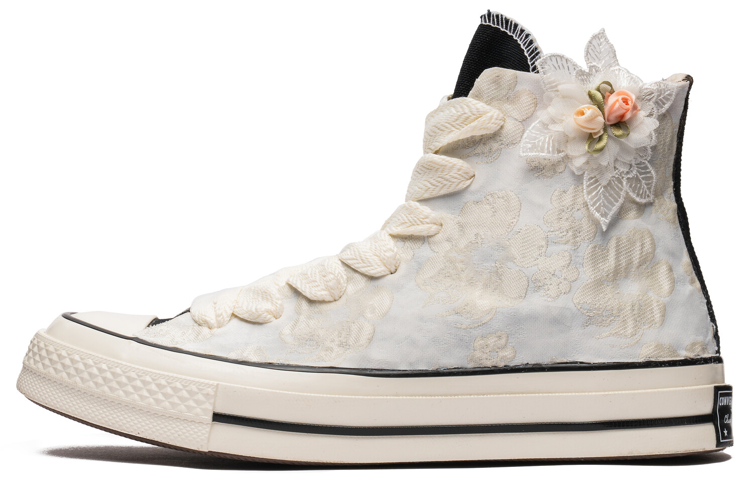 

1970-е годы. Женские высокие кеды бежевого цвета. Converse
