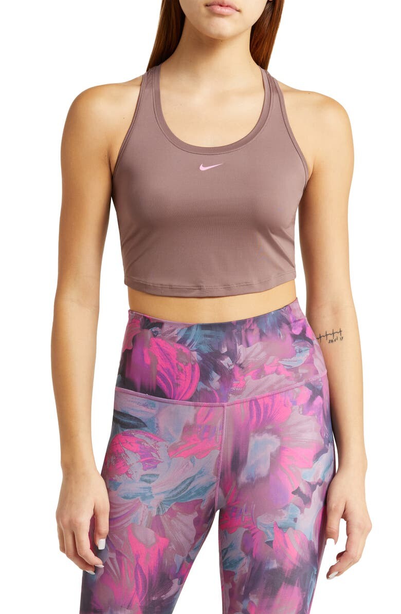 

Одна укороченная майка Dri-FIT NIKE