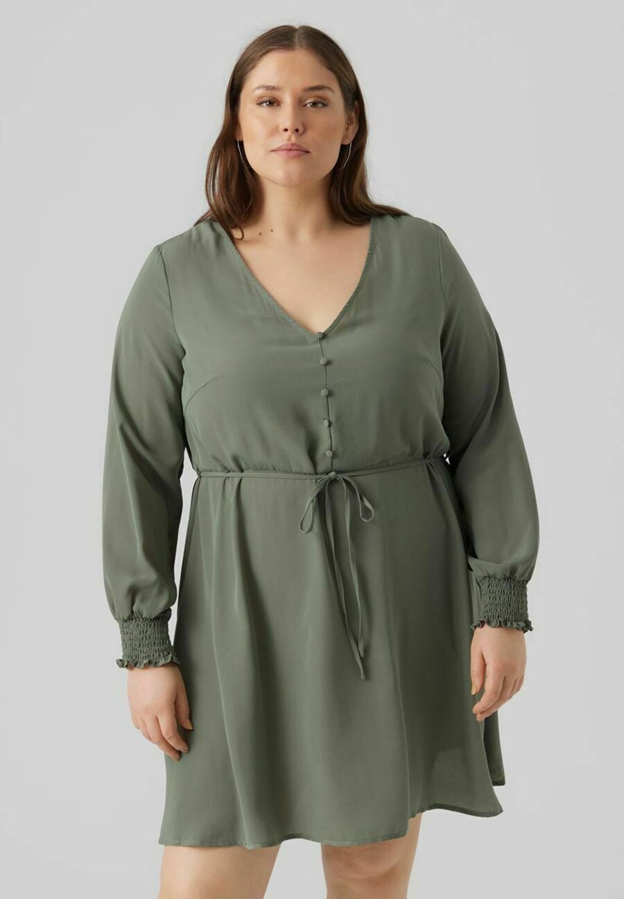 Дневное платье CURVE Vero Moda Curve, цвет laurel wreath платье повседневное v ausschnitt curve ärmelbündchen mit knopf vero moda curve цвет rose brown