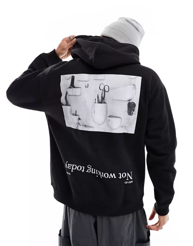

Худи черного цвета с принтом Not Working Today Pull&Bear