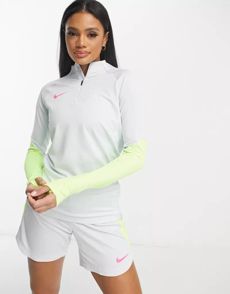 

Серая футболка с вольтовым принтом Nike Strike Dri-Fit