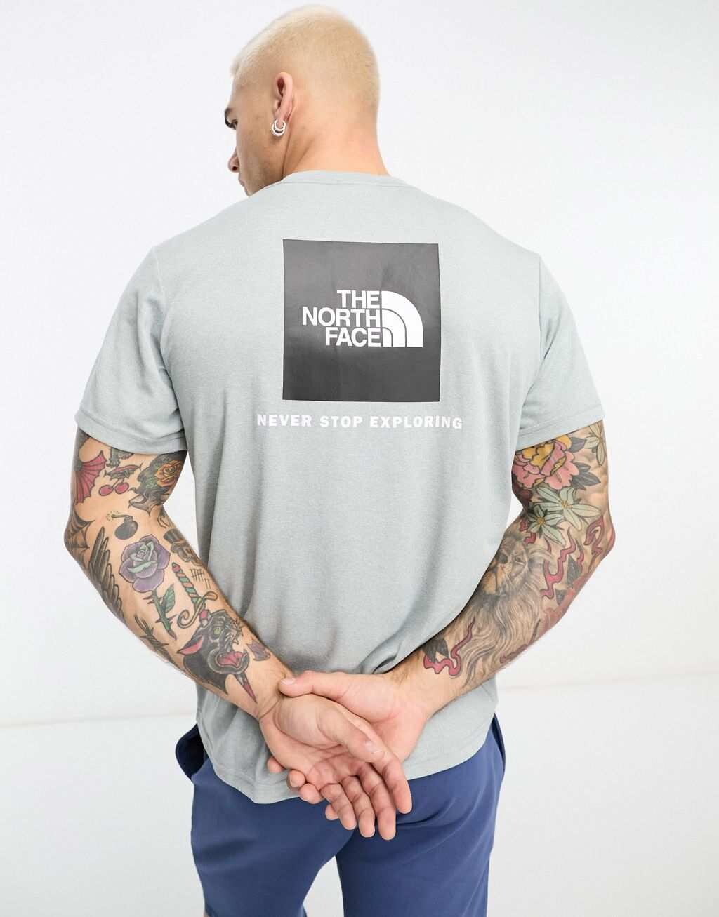 

Серая футболка с принтом на спине The North Face Training Reaxion Redbox