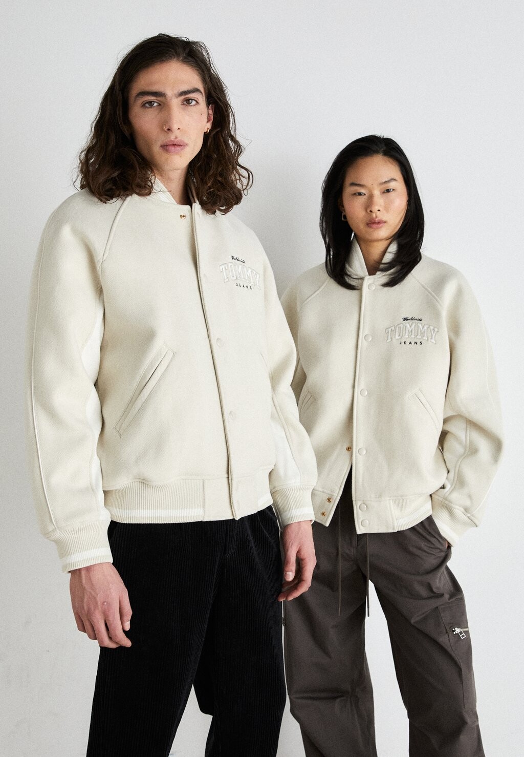 

Бомбер Chaquetas Tommy Jeans VARSITY UNISEX, бежевый