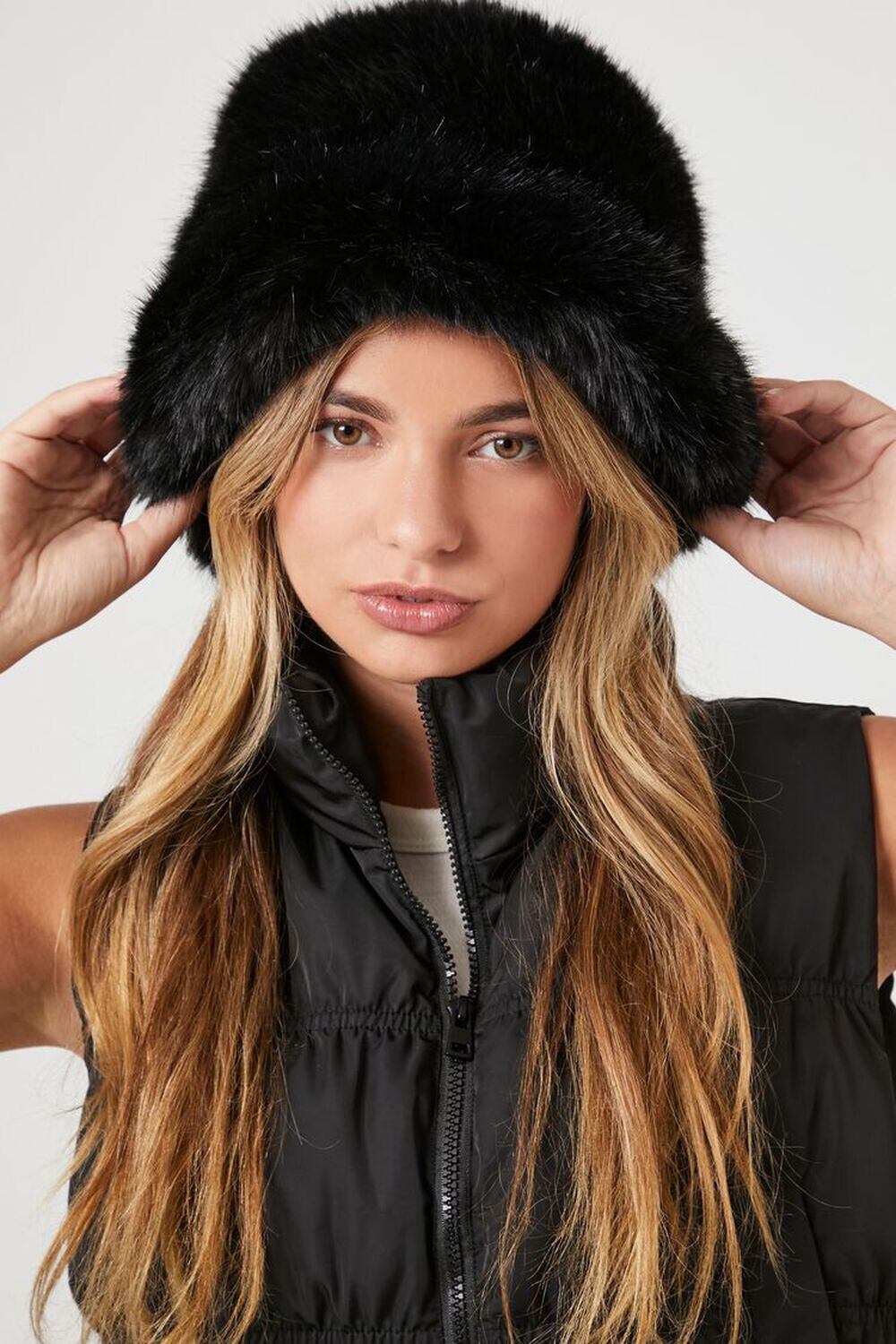 

Панама из искусственного меха Forever 21, черный