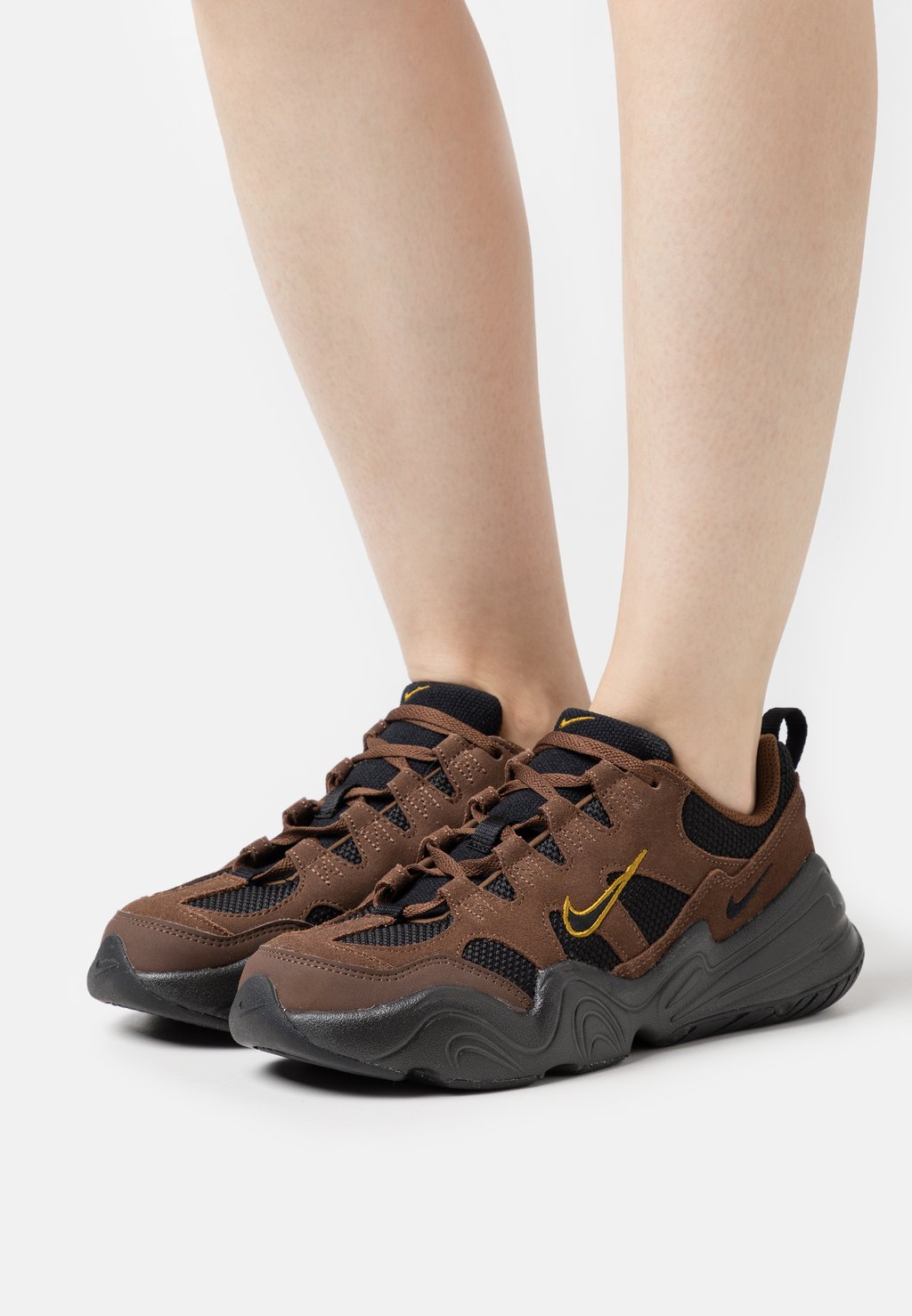 Кроссовки Nike Tech Hera, какао-вау / черный