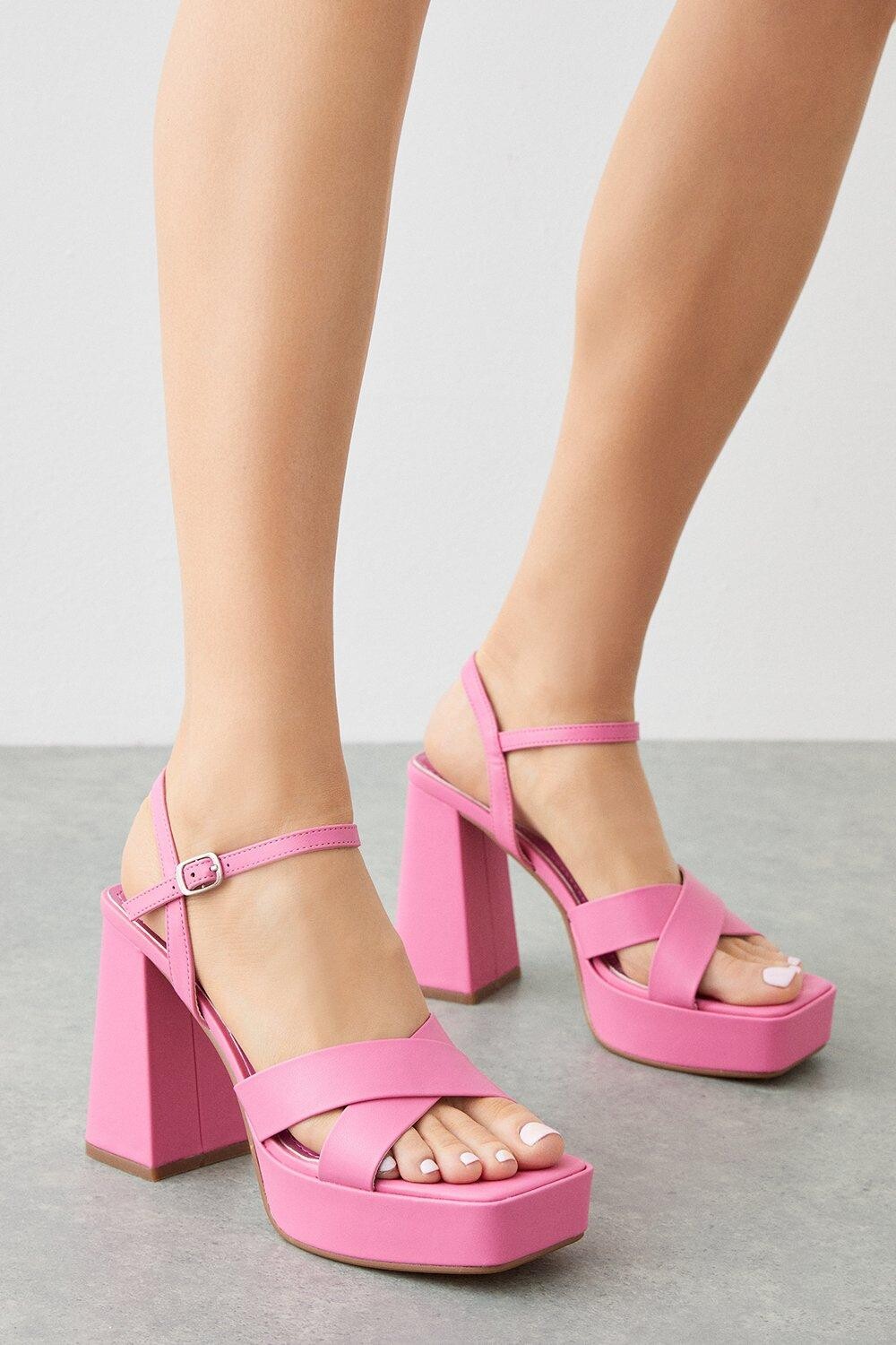 

Босоножки Tia на платформе с перекрестными ремешками Dorothy Perkins, розовый