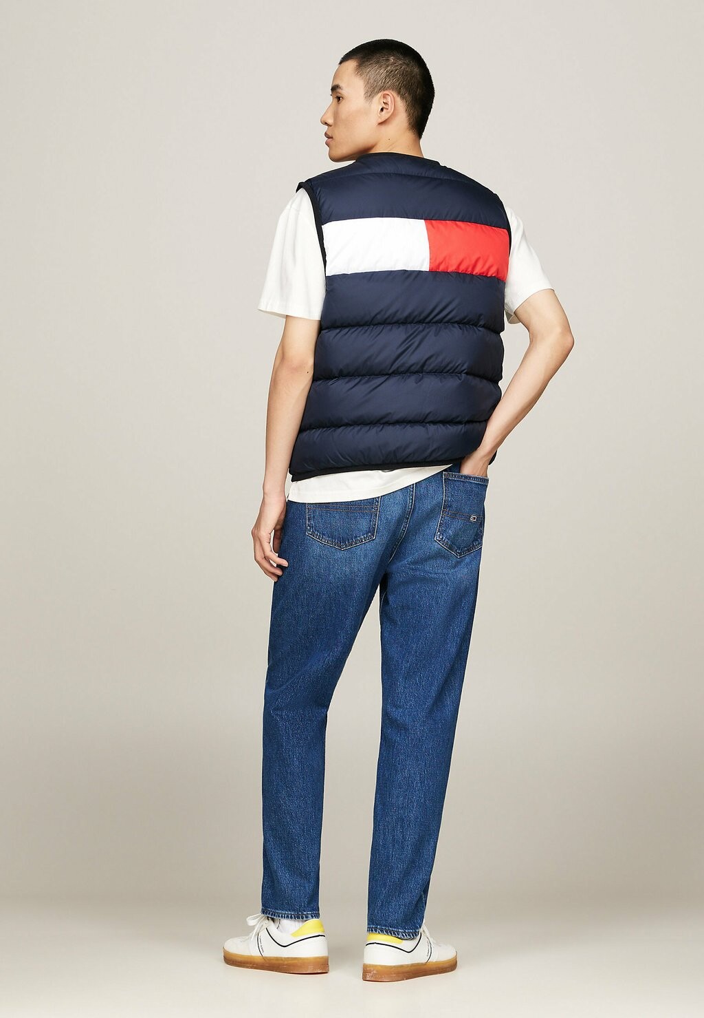 

Жилет LIGHTWEIGHT COLOUR-BLOCKED FLAG V-NECK Tommy Jeans, синий