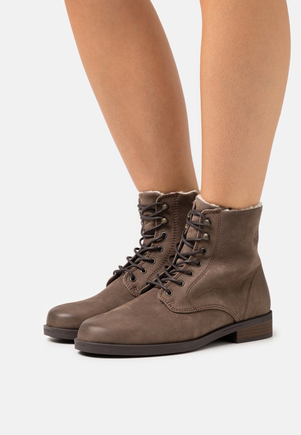 

Ботильоны на шнуровке Clarks, серо-коричневый