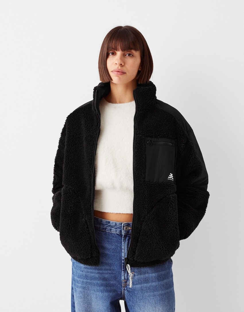 

Комбинированная куртка с примесью нейлона и искусственной каракули Bershka, черный