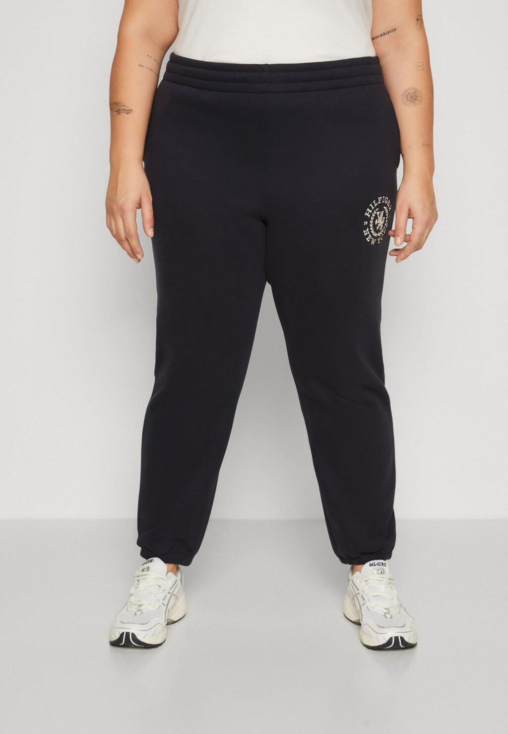 

Спортивные брюки HERITAGE GRAPHIC Tommy Hilfiger Curve, темно-синий