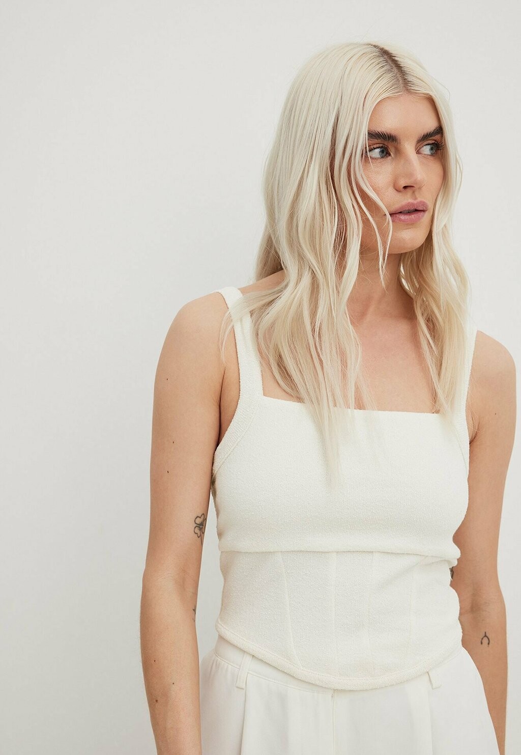 

Топ Mit Korsettdetail NA-KD, цвет offwhite