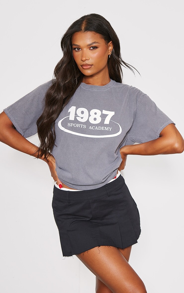 

PrettyLittleThing Темно-серая футболка с принтом Sports Academy 1987 года, Серый