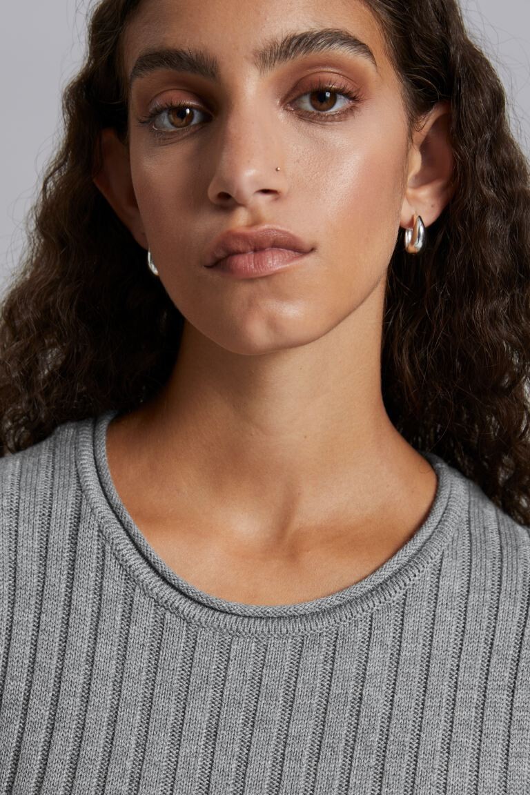 

Расклешенное платье миди в рубчик H&M, серый