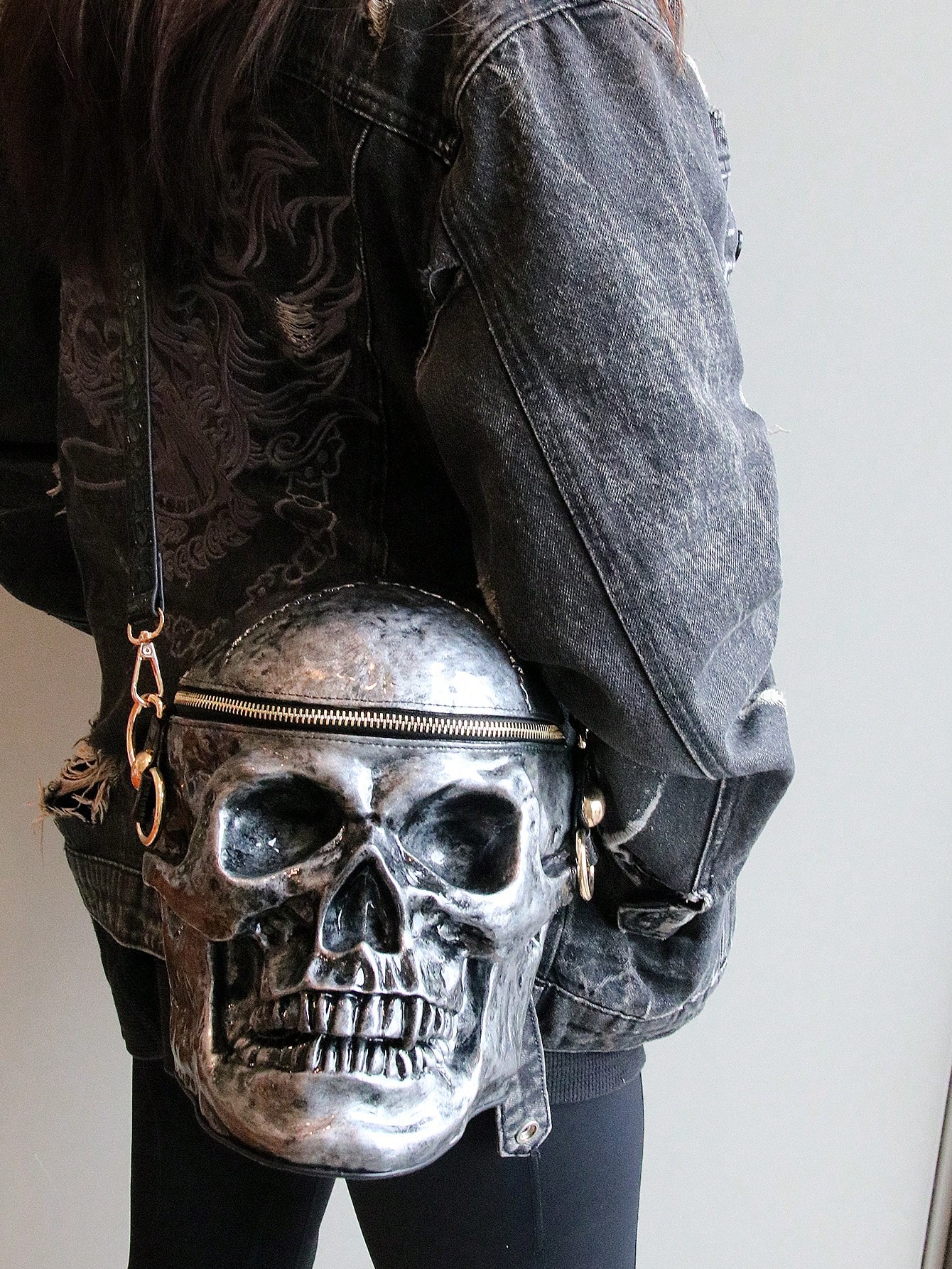 цена Сумка с 3D-дизайном черепа в стиле панк и готики, серебро