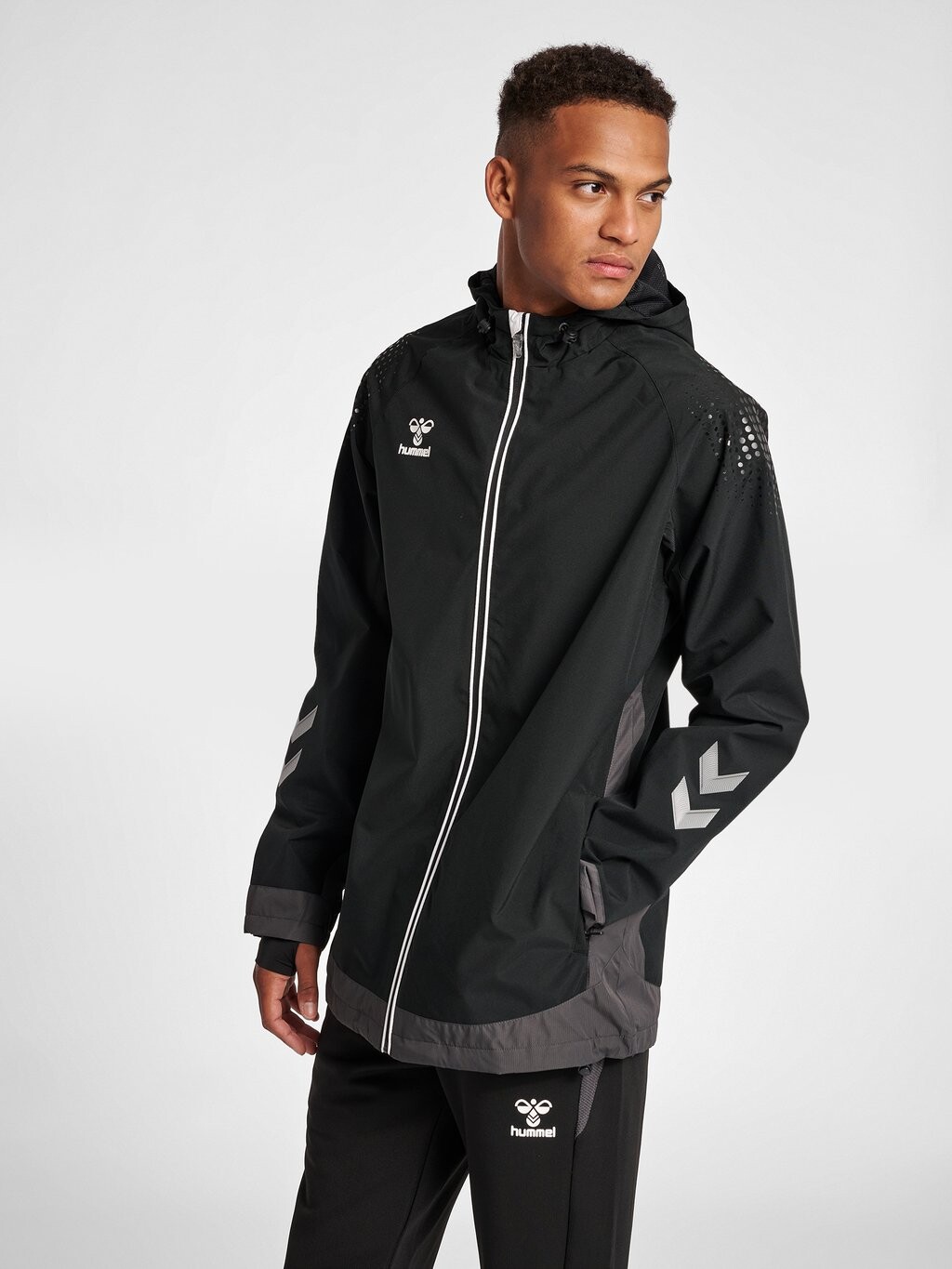 

Спортивная куртка Hummel