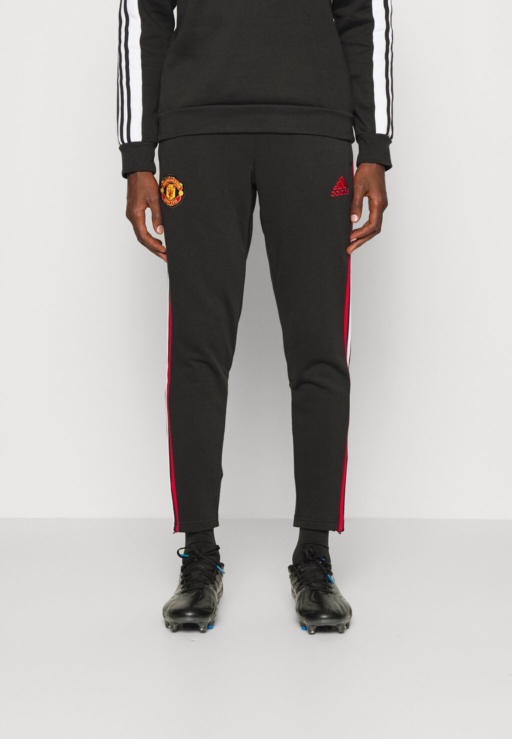 

Брюки с символикой MANCHESTER UNITED DNA PANT adidas Performance, цвет black