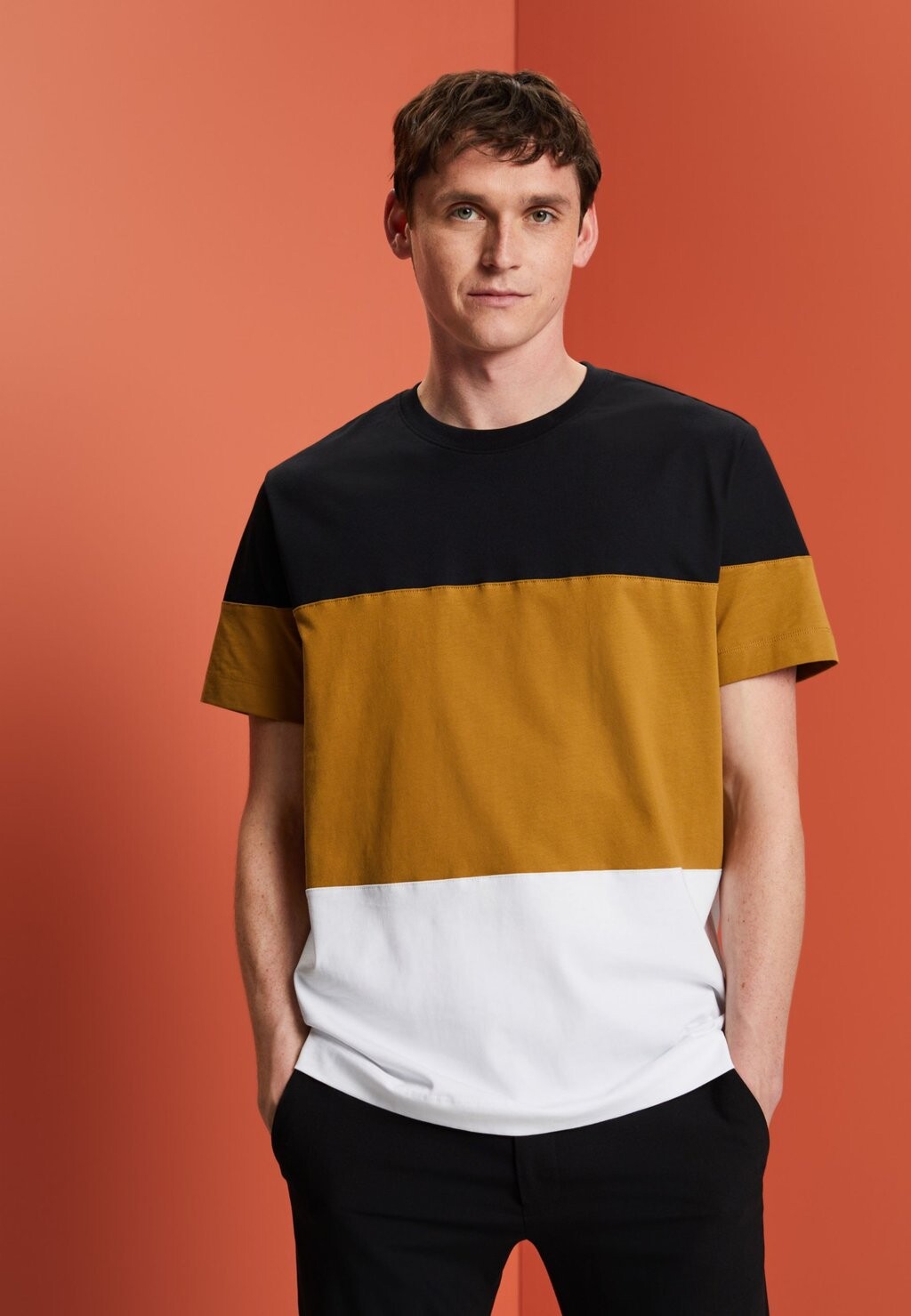 

Футболка с принтом Esprit, черный