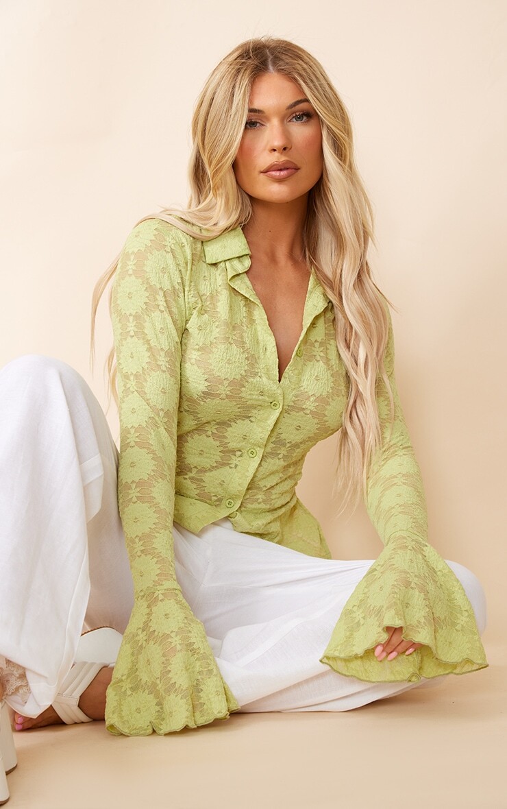 

PrettyLittleThing Зеленая кружевная рубашка с расклешенными рукавами