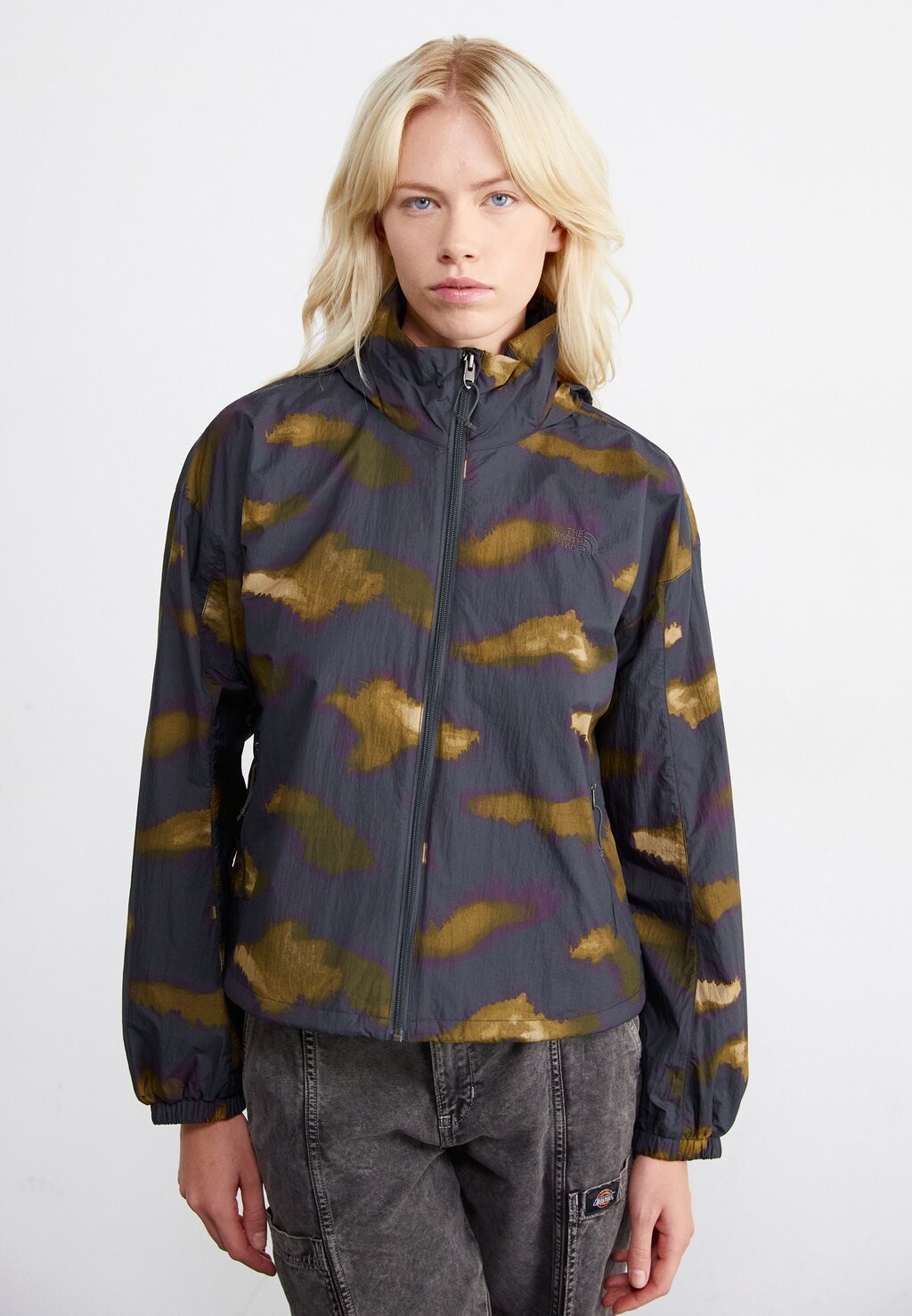

Легкая куртка CRINKLE WIND JACKET The North Face, цвет asphalt grey
