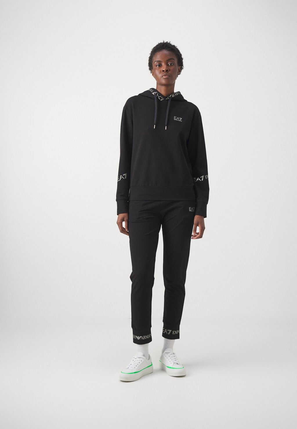 

Спортивный костюм TRACKSUIT EA7 Emporio Armani, цвет nero