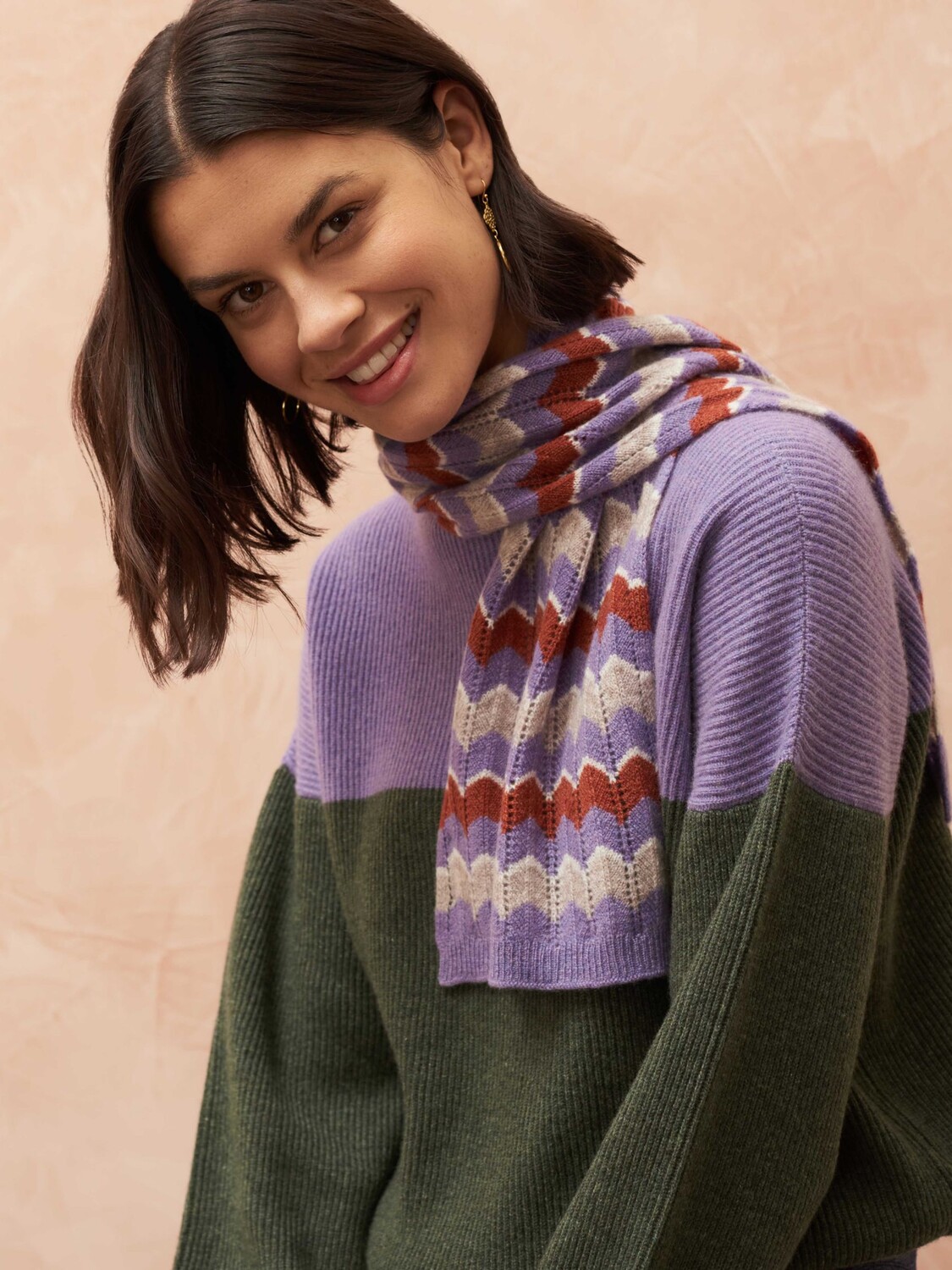 

Вязаный шарф Brora Cashmere Wave, лаванда/ясень