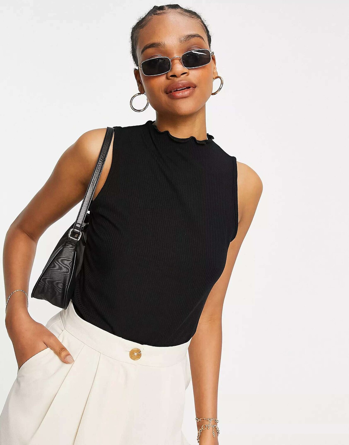 

Черный топ в рубчик с высоким воротником и салатовым краем Vero Moda