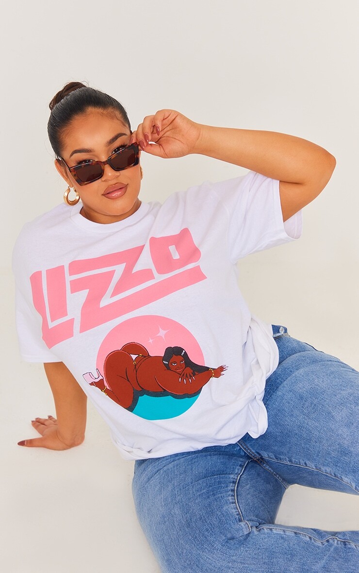 

PrettyLittleThing Плюс белая футболка с принтом Lizzo, Белый