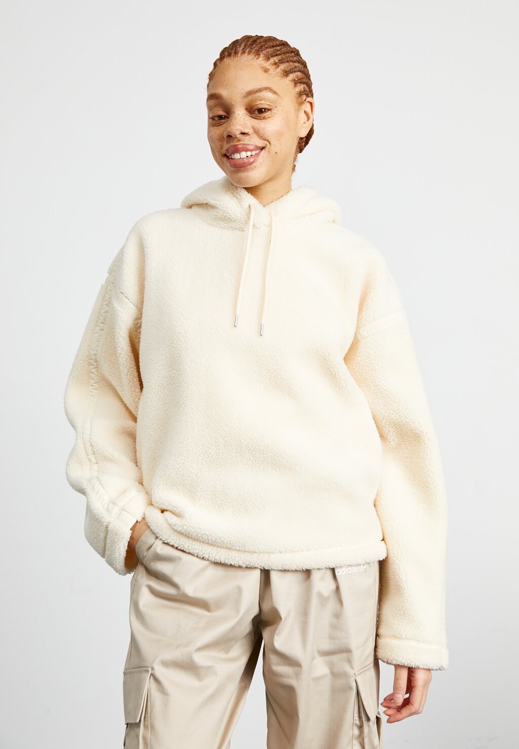 

Толстовка SHERPA adidas Originals, молоко