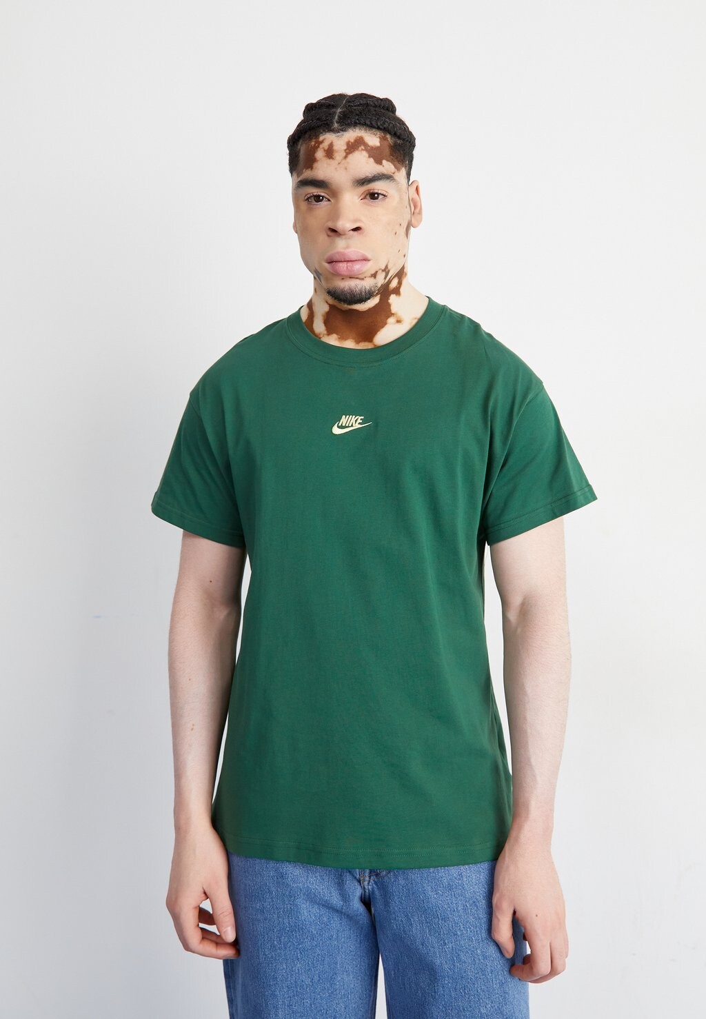 

Базовая футболка Nike Sportswear, темно-зеленый
