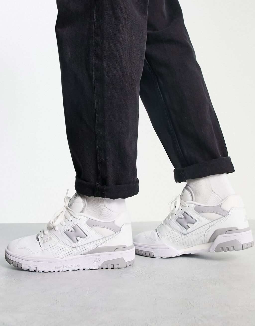 

Белые и серые кроссовки New Balance 550