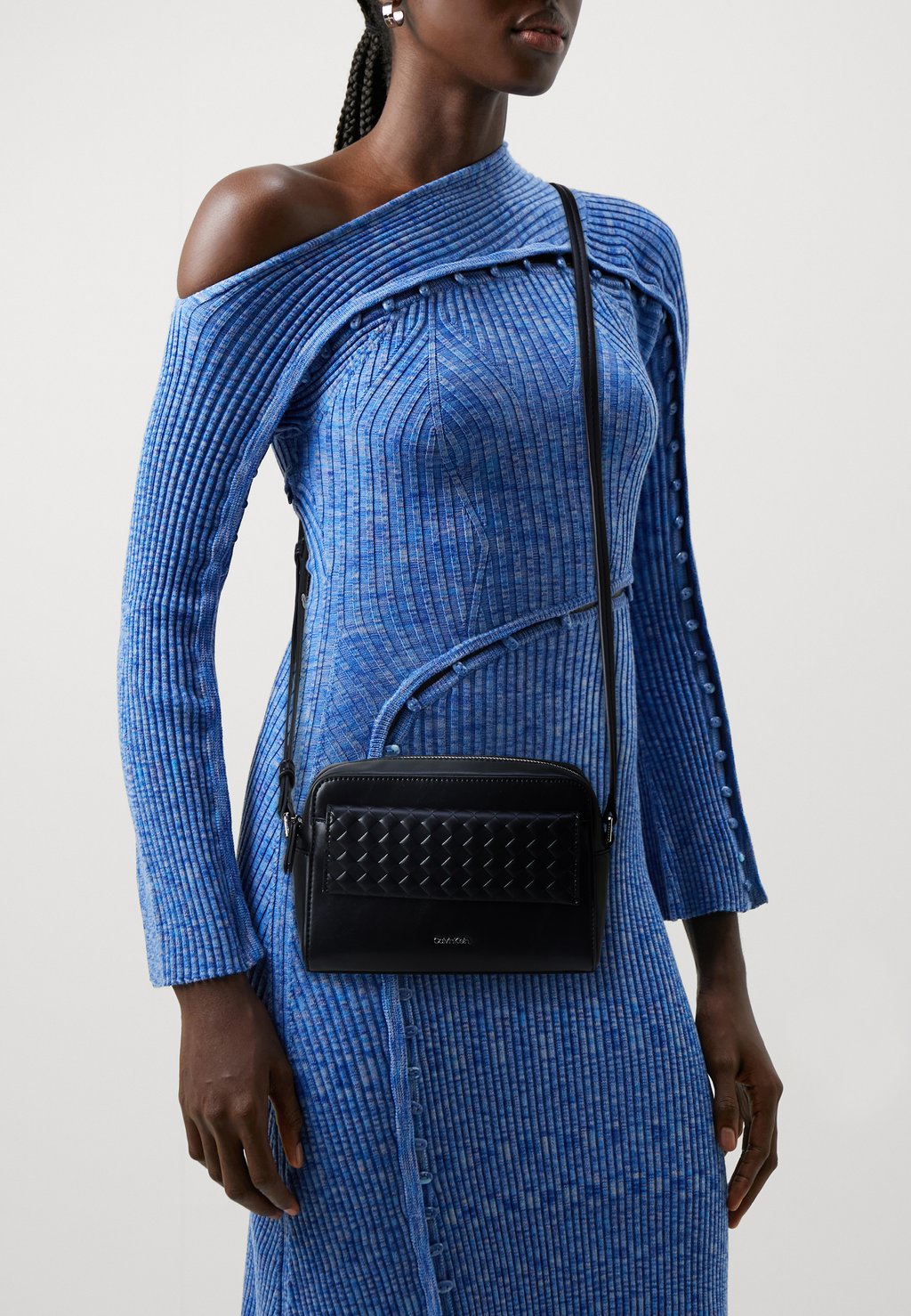 Сумка через плечо MINI QUILT CAMERA BAG Calvin Klein, цвет black цена и фото