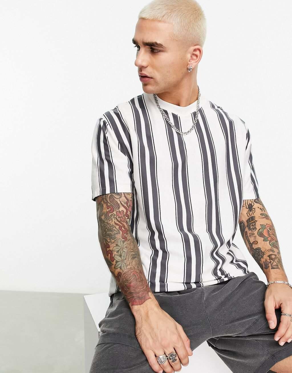 

Свободная футболка в черно-серую полоску ASOS DESIGN
