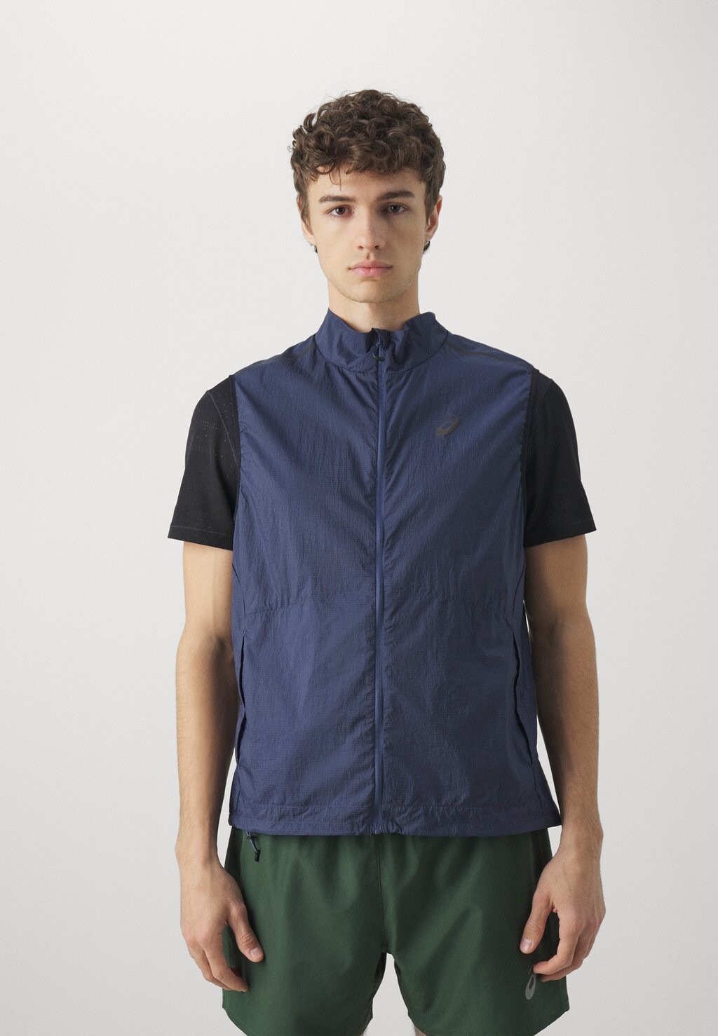

Жилет METARUN PACKABLE GILET ASICS, цвет thunder blue