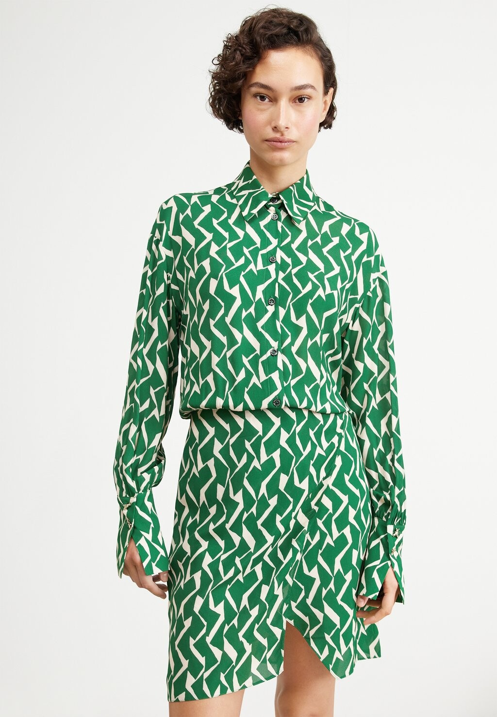 

Классическая рубашка Patrizia Pepe, цвет geometric green