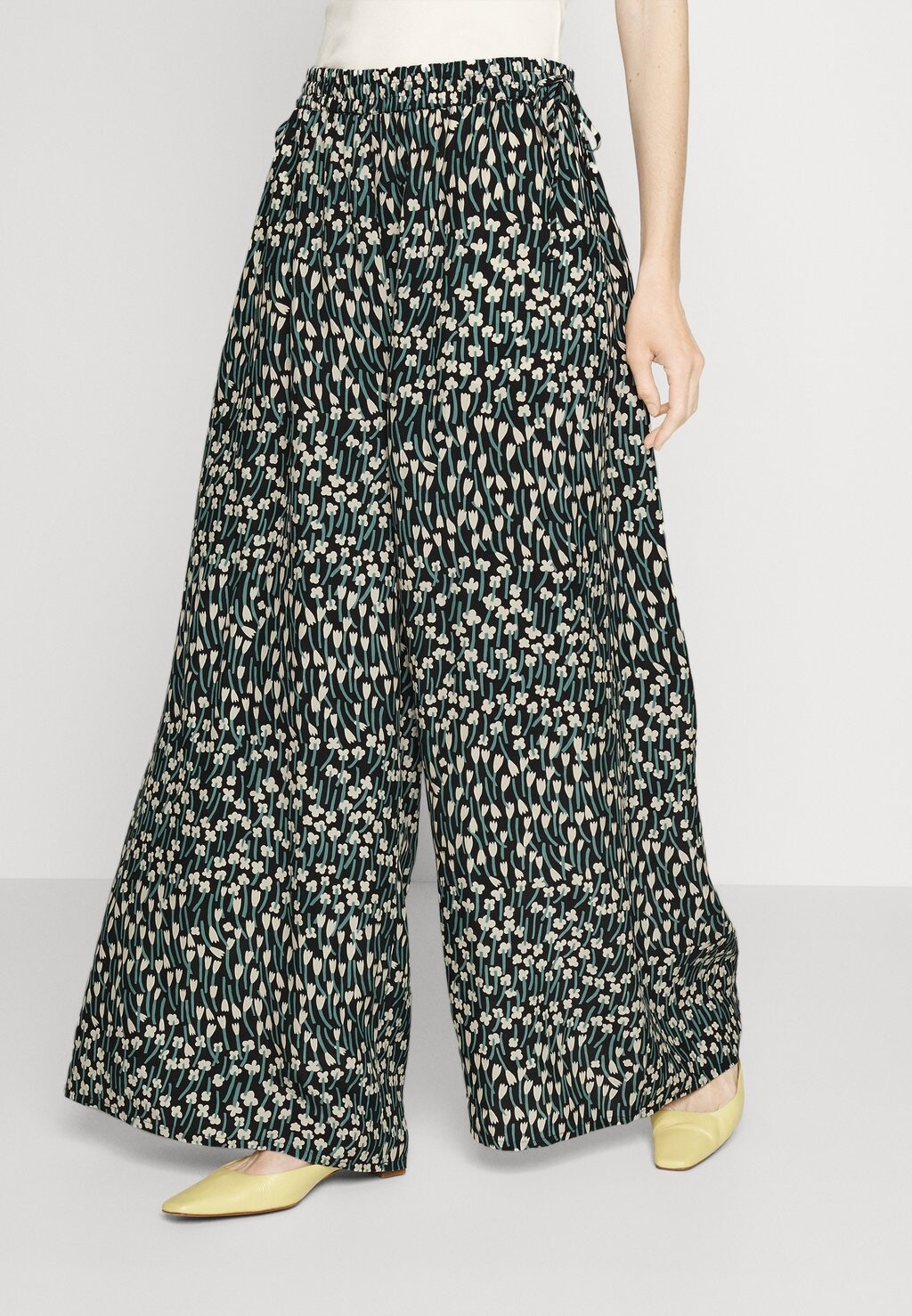 

Брюки Marimekko, черный/зеленый/белый