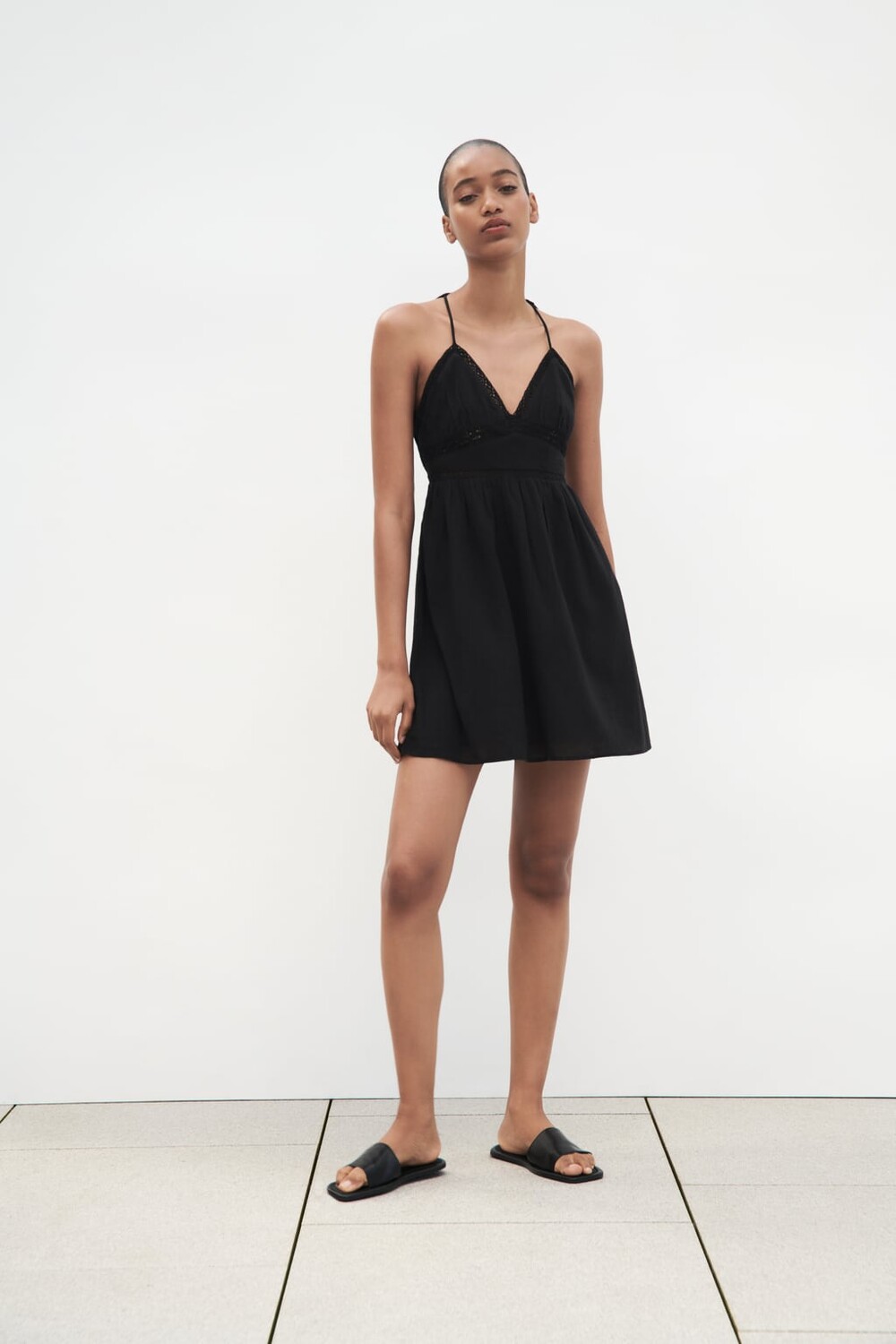 

Короткое платье с кружевной отделкой ZARA, черный