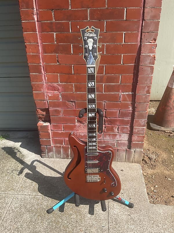 

Электрогитара D'Angelico Deluxe Bedford SH 2021 - Matte Walnut