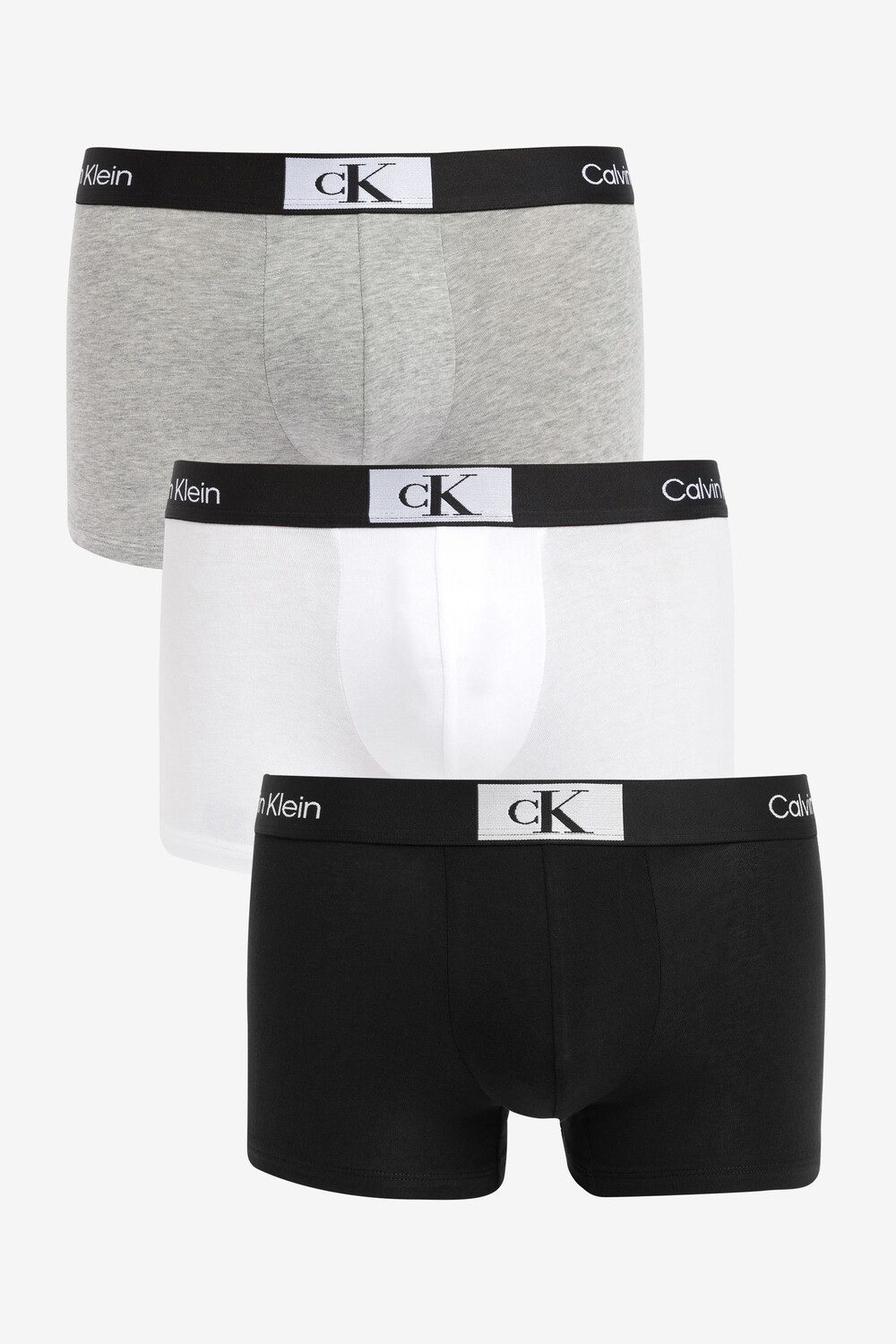 

В упаковке 3 пары черных боксеров Calvin Klein, черный