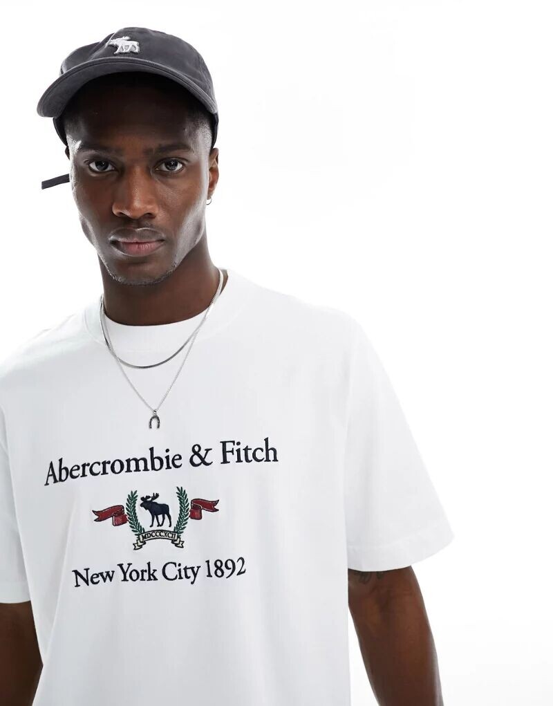 

Ярко-белая футболка Abercrombie & Fitch с логотипом в стиле ретро