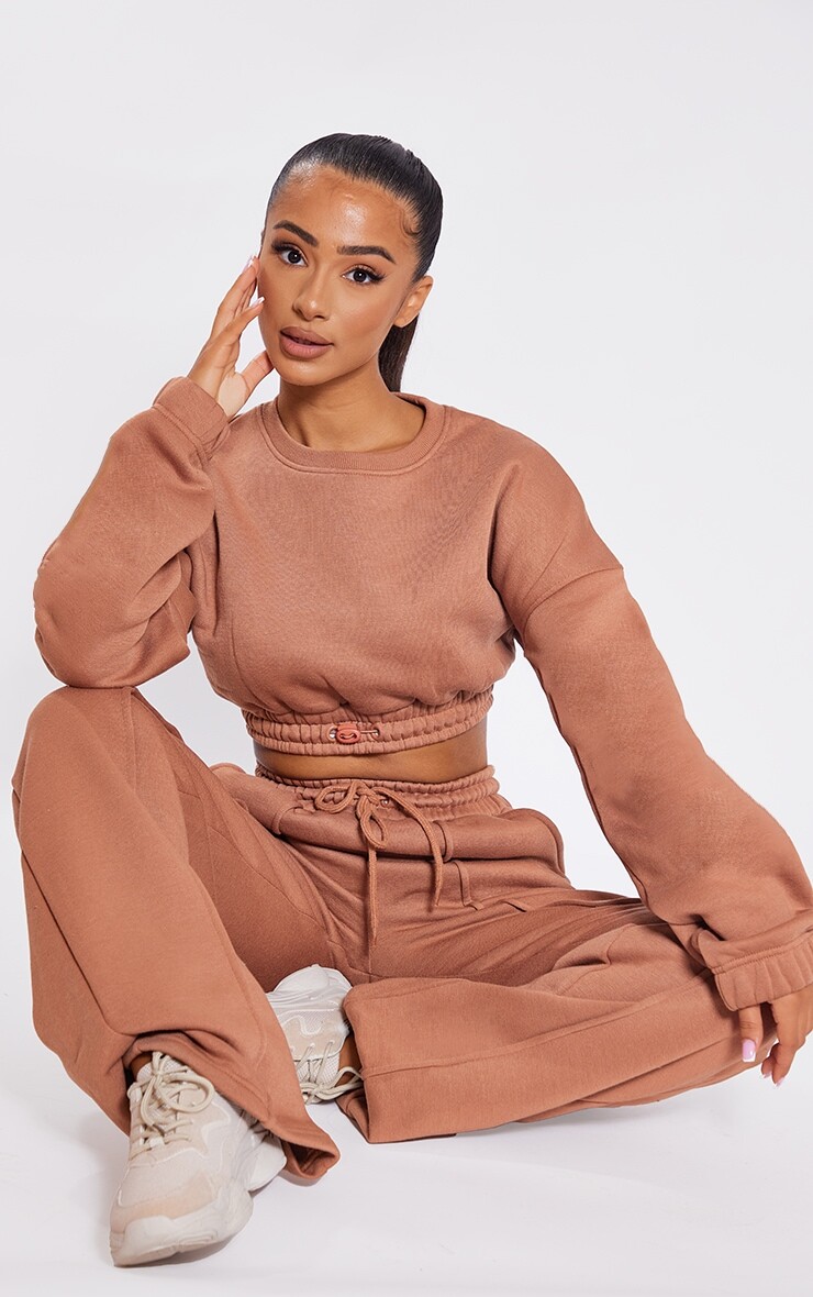 

PrettyLittleThing Укороченный эластичный спортивный топ Petite Tan