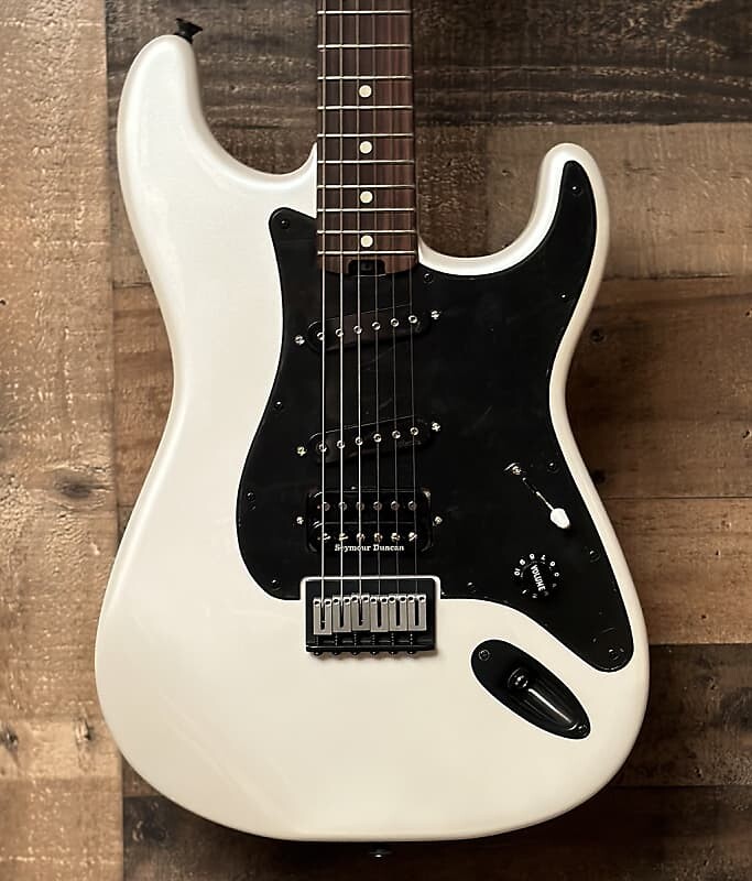 

Электрогитара Charvel Jake E Lee Signature Pro-Mod So-Cal Style 1 HH HT RW Electric Guitar